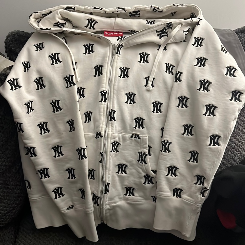 Supreme NY Yankee 2000’s Embroidered Zip Up hoodie . 💯Authentic